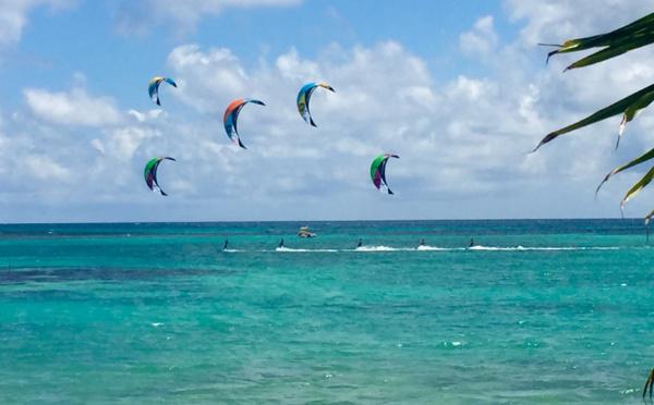Kitesurf sur le lagon devant les villas luxe au bord du lagon en Guadeloupe