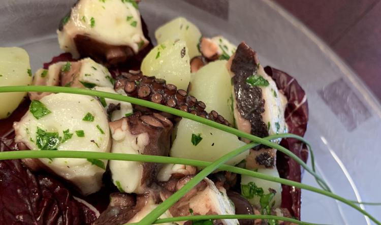 Polpo con patate e olive taggiasche € 14,00