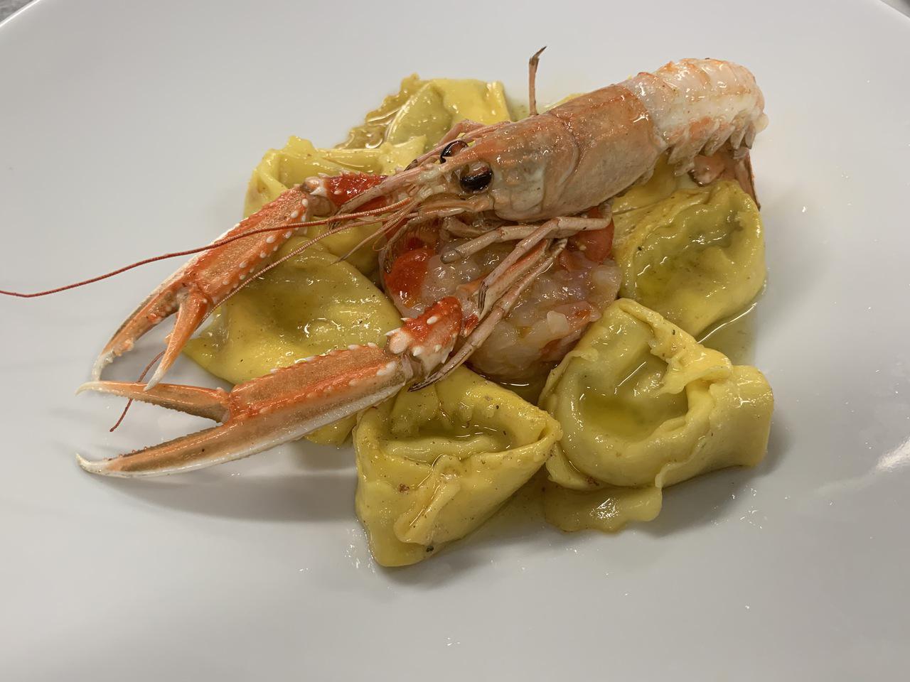 Tortelli  con tartare di scampi