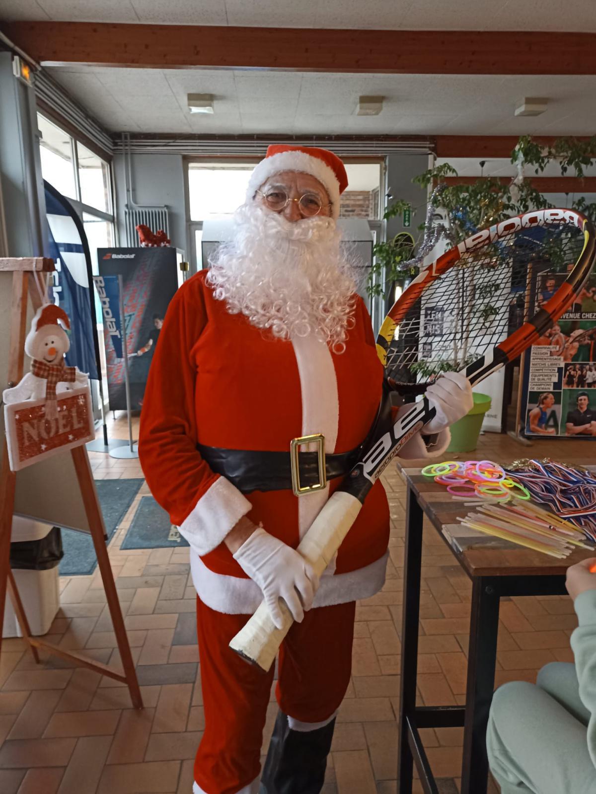 Le père Noël rend visite aux enfants du TCM