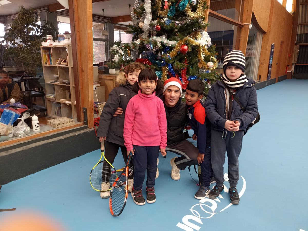 Le père Noël rend visite aux enfants du TCM