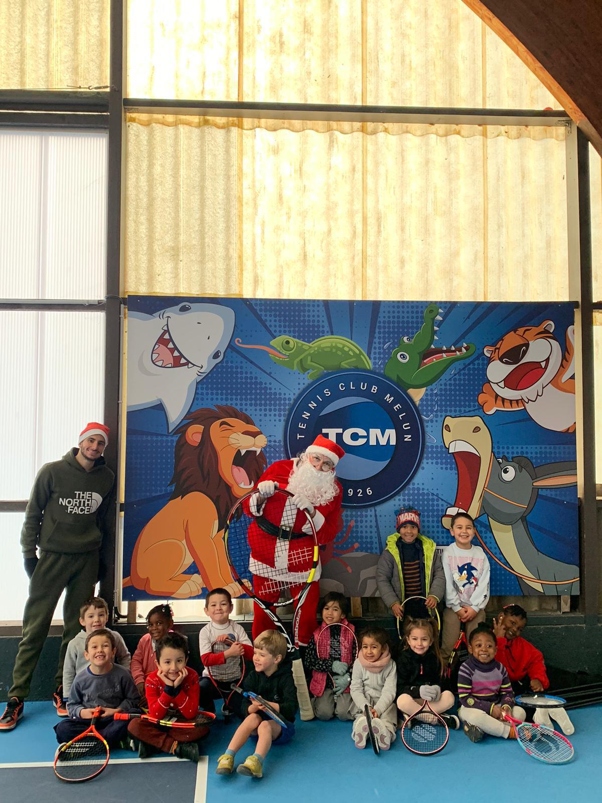 Le père Noël rend visite aux enfants du TCM