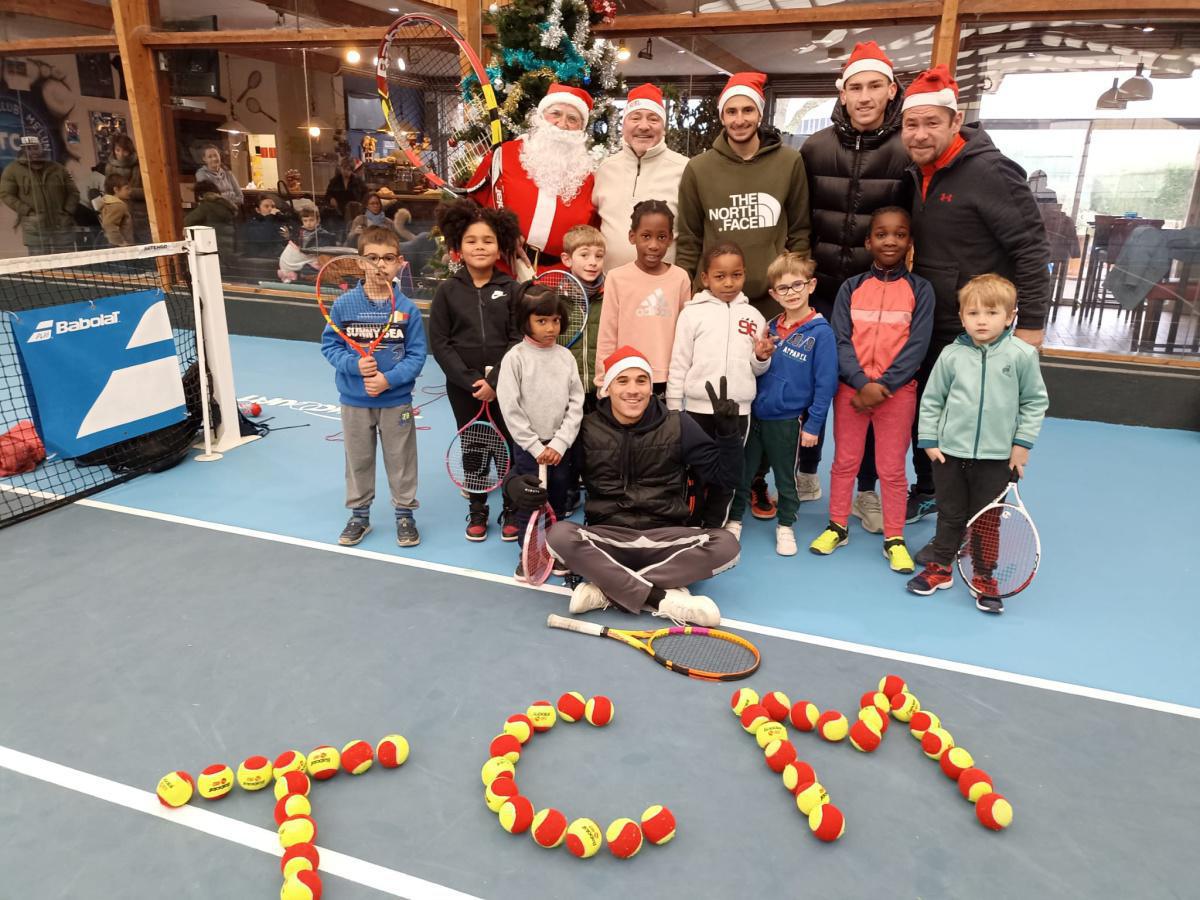 Le père Noël rend visite aux enfants du TCM
