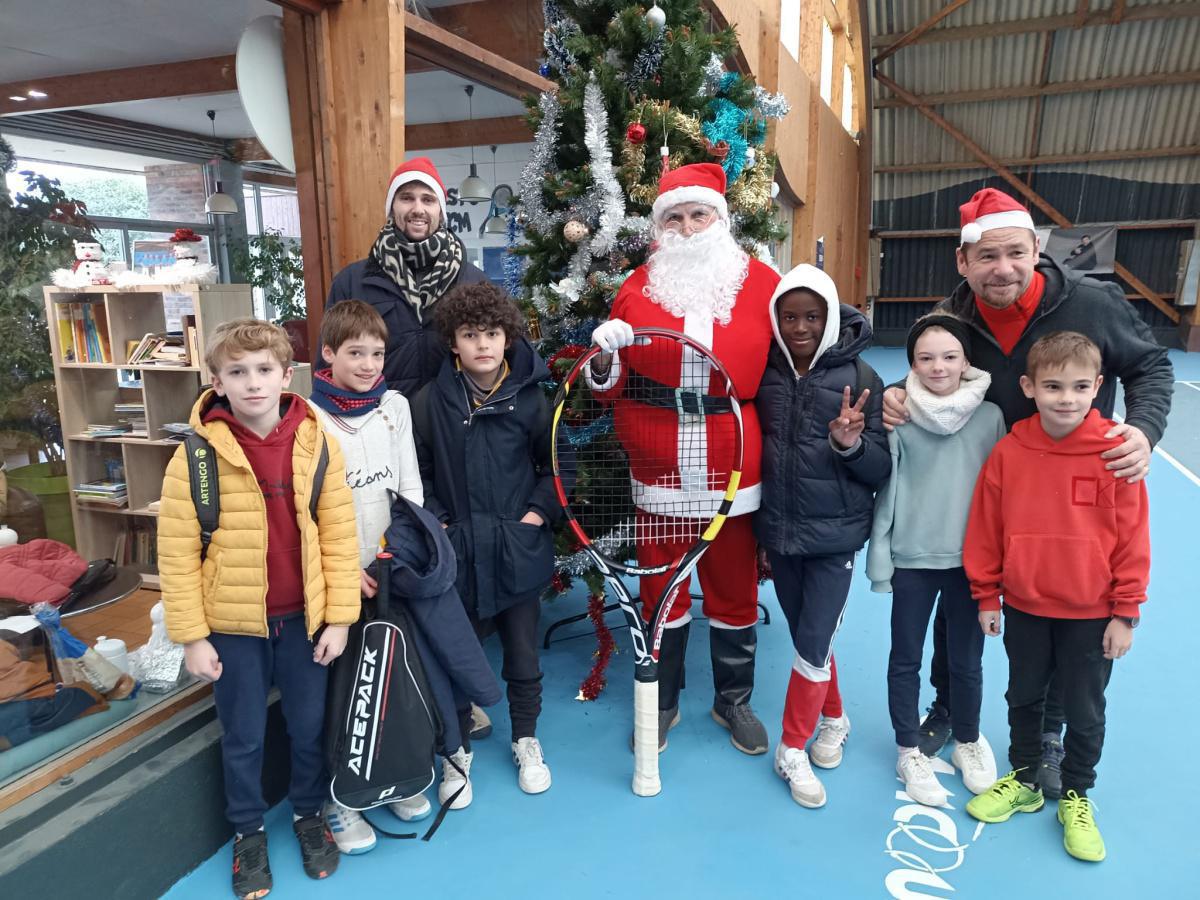 Le père Noël rend visite aux enfants du TCM