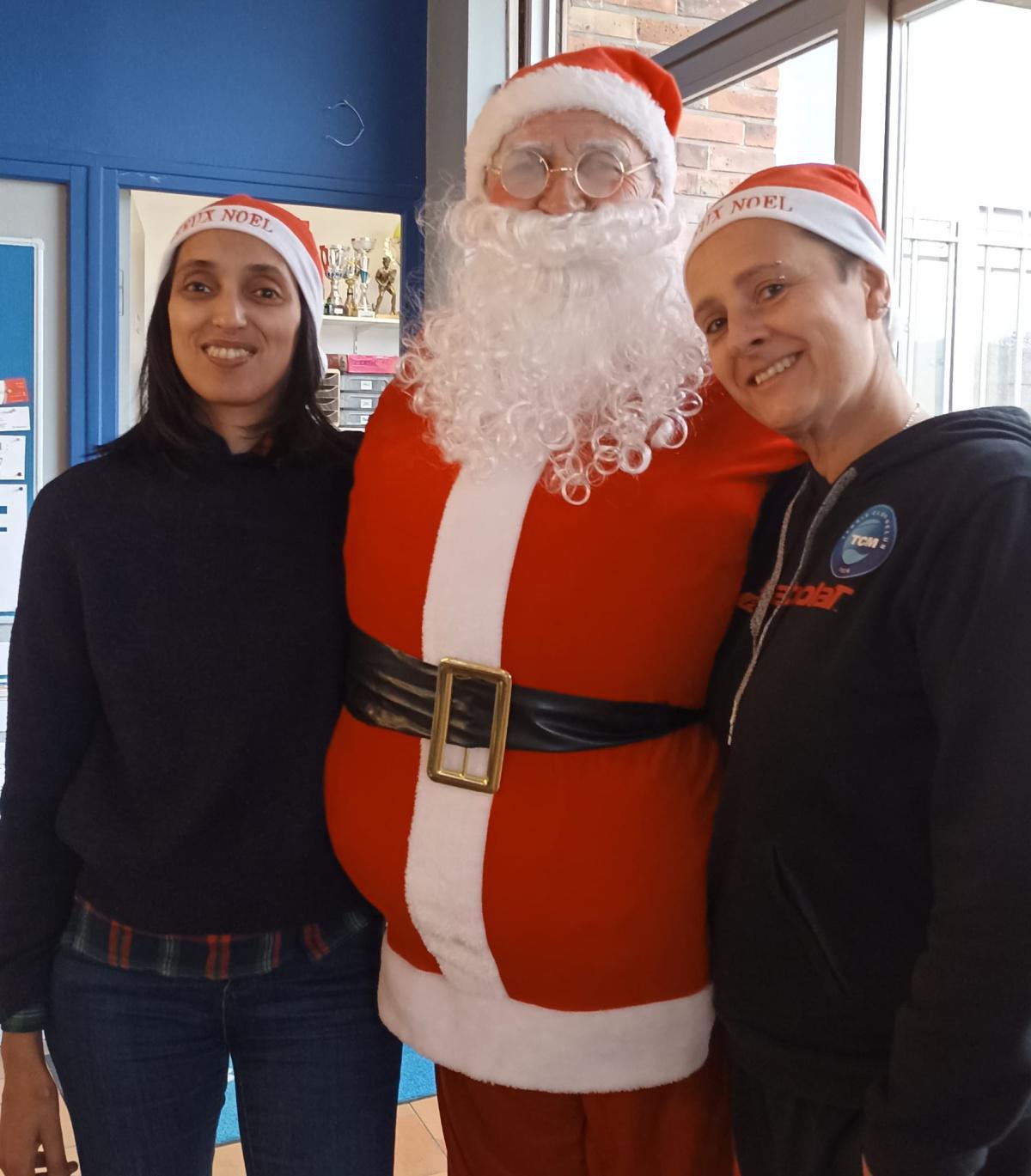 Le père Noël rend visite aux enfants du TCM