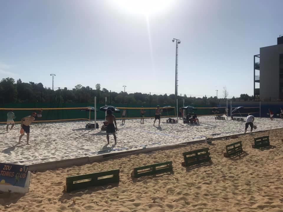 Jouer les pieds dans le sable..🏖 Le Beach tennis c’est un sport fun, sympa et accessible ⛱