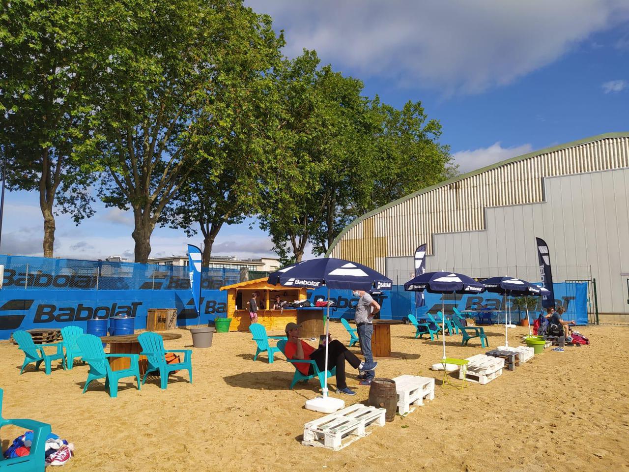 Transats à l'ombre d'un parasol , un espace détente pour se reposer entre les matchs 