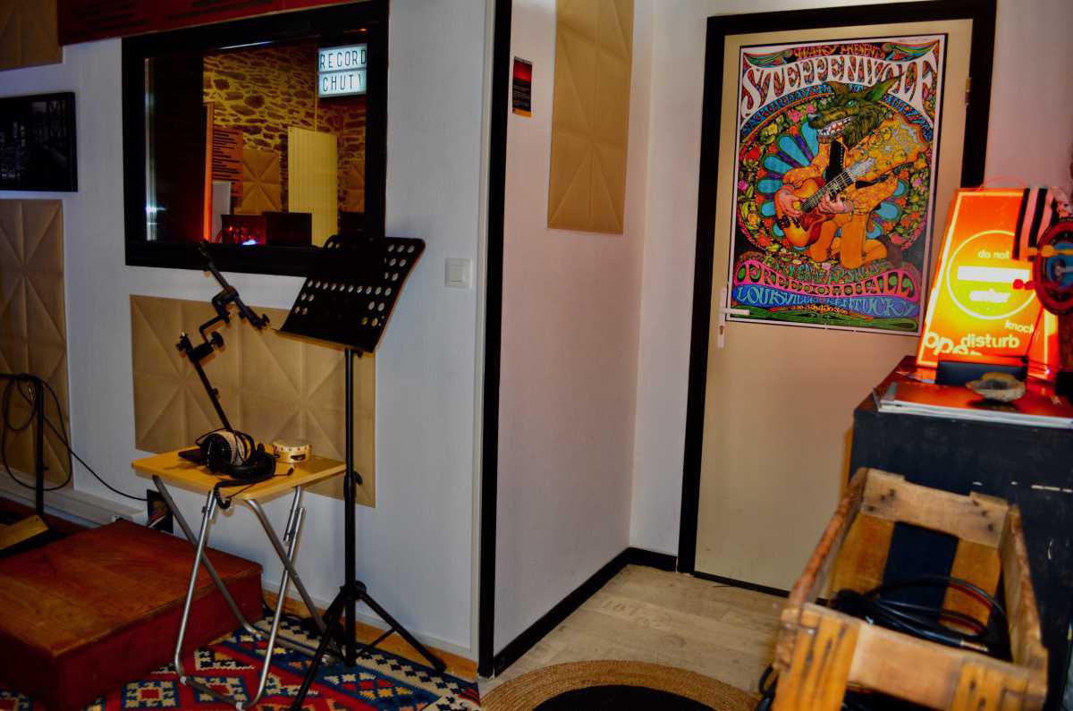 photos of the recording studio by Frédé on April 11, 2021