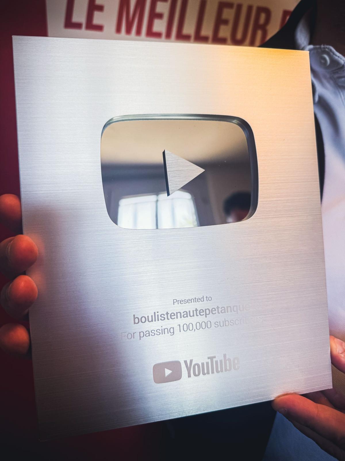 100 000 abonnés YouTube : le trophée est arrivé à Bourges... et trône désormais dans notre camion régie !