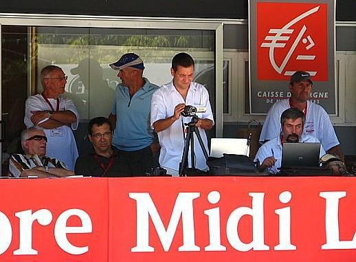 100 000 abonnés YouTube : le trophée est arrivé à Bourges... et trône désormais dans notre camion régie ! 100 000 abonnés YouTube : le trophée est arrivé à Bourges... et trône désormais dans notre camion régie !