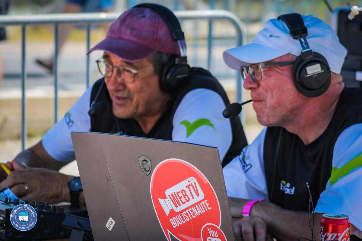 100 000 abonnés YouTube : le trophée est arrivé à Bourges... et trône désormais dans notre camion régie ! 100 000 abonnés YouTube : le trophée est arrivé à Bourges... et trône désormais dans notre camion régie !