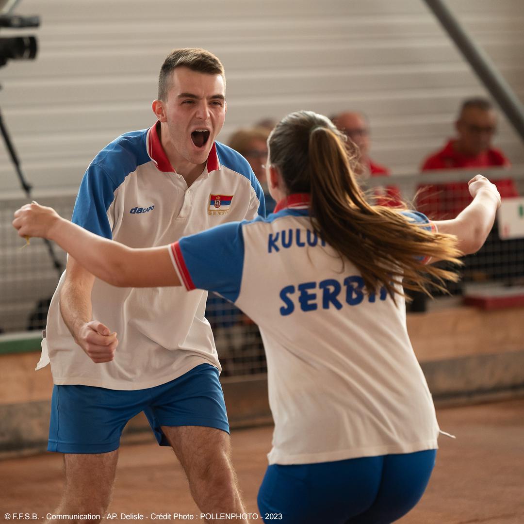 La joie de Milica Kolundzija et Dejan Kovacevic, après leur victoire face à la France en finale du combiné mixte (photo ffsb.fr)