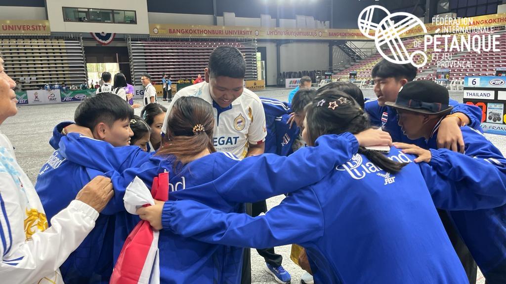 Championnat du monde juniors de tir de précision, la Thaïlande s'impose face à l'Italie - La joie du staff Thaïlandais - Novembre 2023