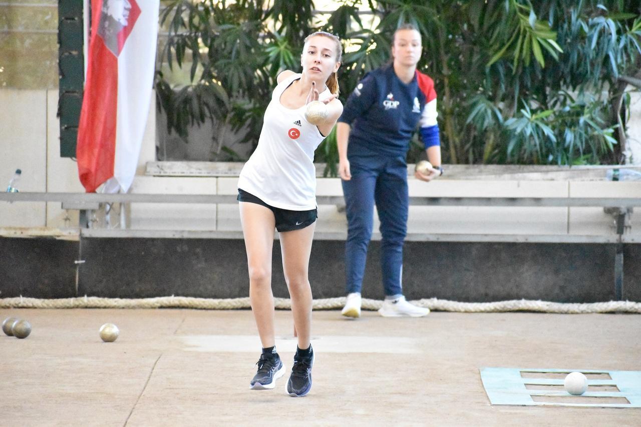 La joueuse Turque Buket Ozturck, ici en tir rapide en double, a gagné la finale du tir de précision avec 20 points (photo Loic Poire)