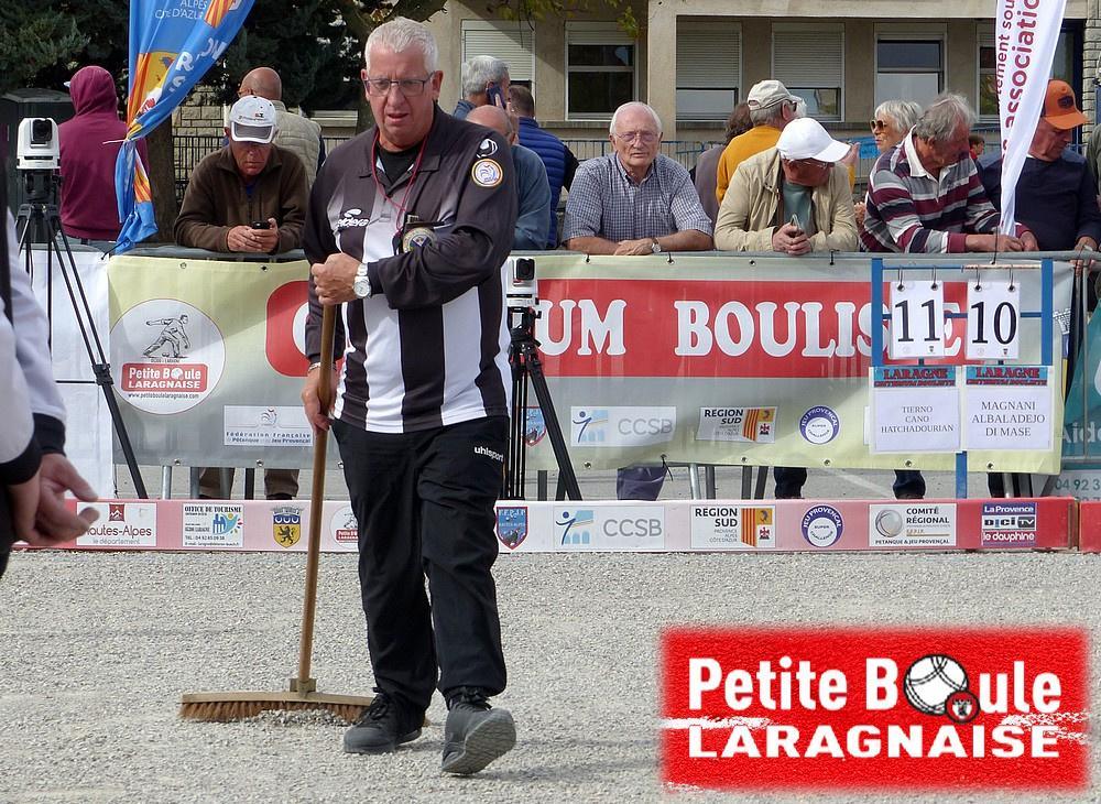 L'abitre International Dominique Le Bots prépare le central pour la finale ! 71e National de Laragne-Monteglin (Hautes-Alpes) - Pétanque 2025