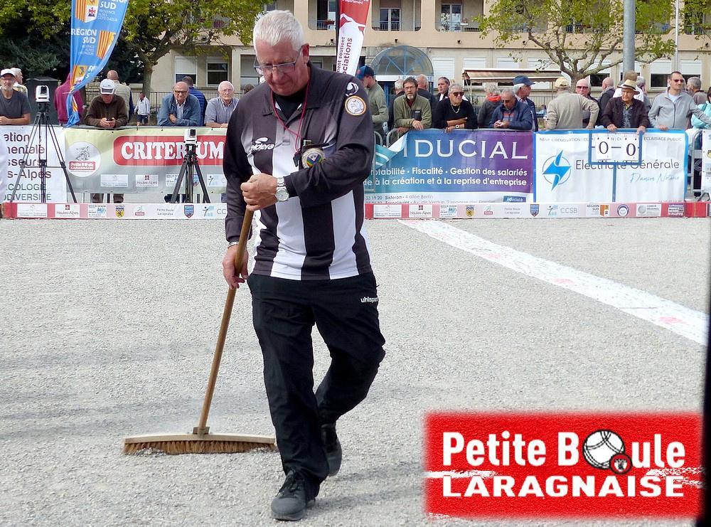 L'abitre International Dominique Le Bots prépare le central pour la finale ! 71e National de Laragne-Monteglin (Hautes-Alpes) - Pétanque 2025