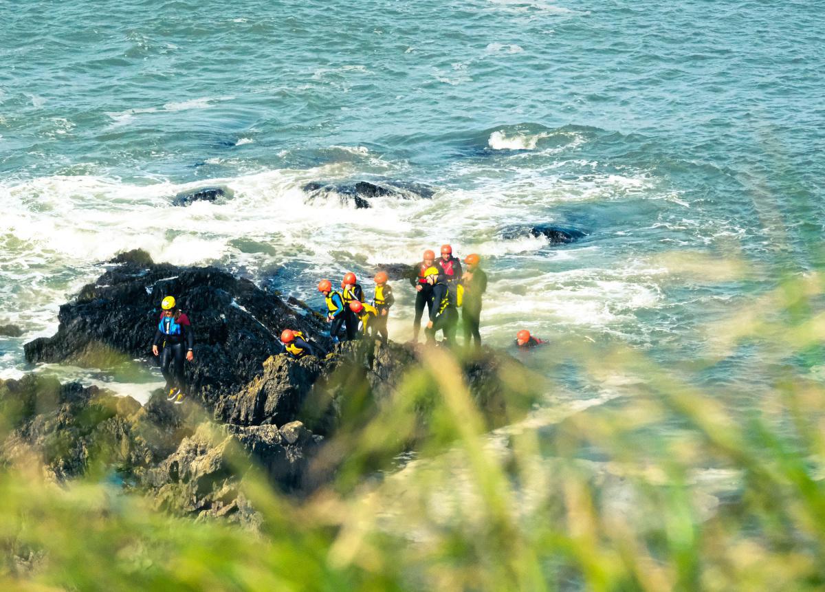 Nouveau partenariat : coasteering dans le Cotentin