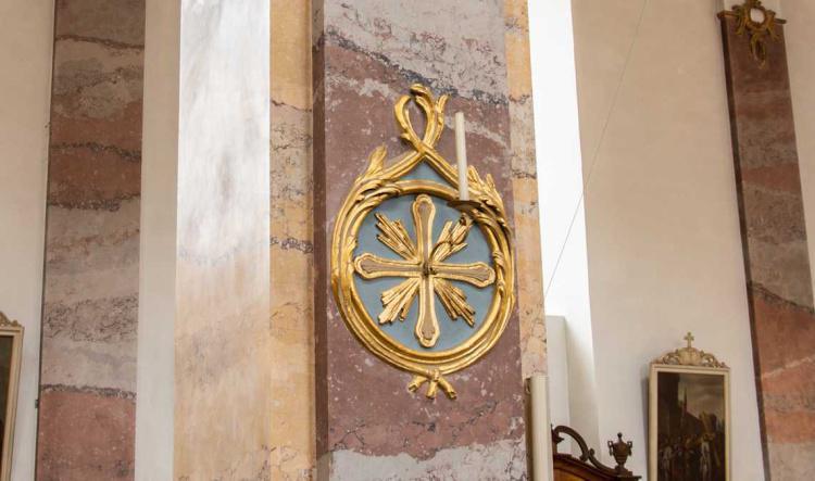 Säule mit Apostelleuchter