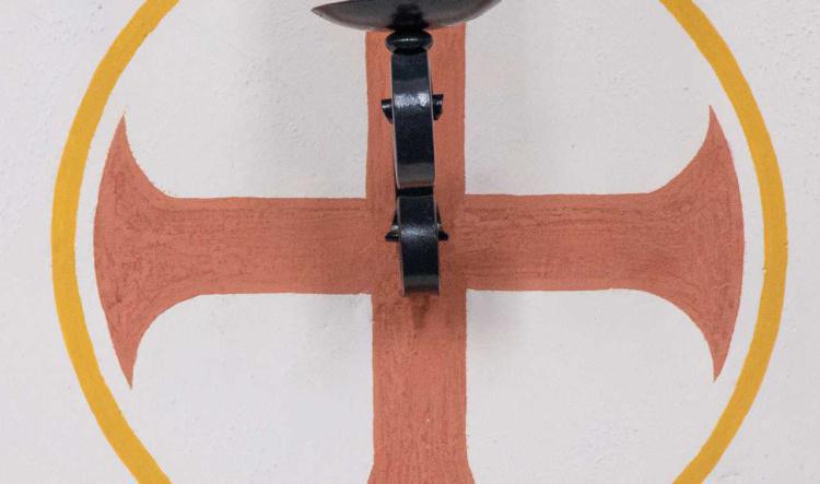 Apostelleuchter und Kreuz