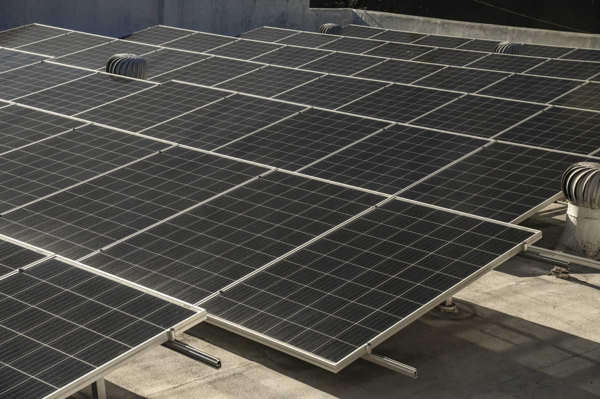 Más de 70 mil paneles solares instalados