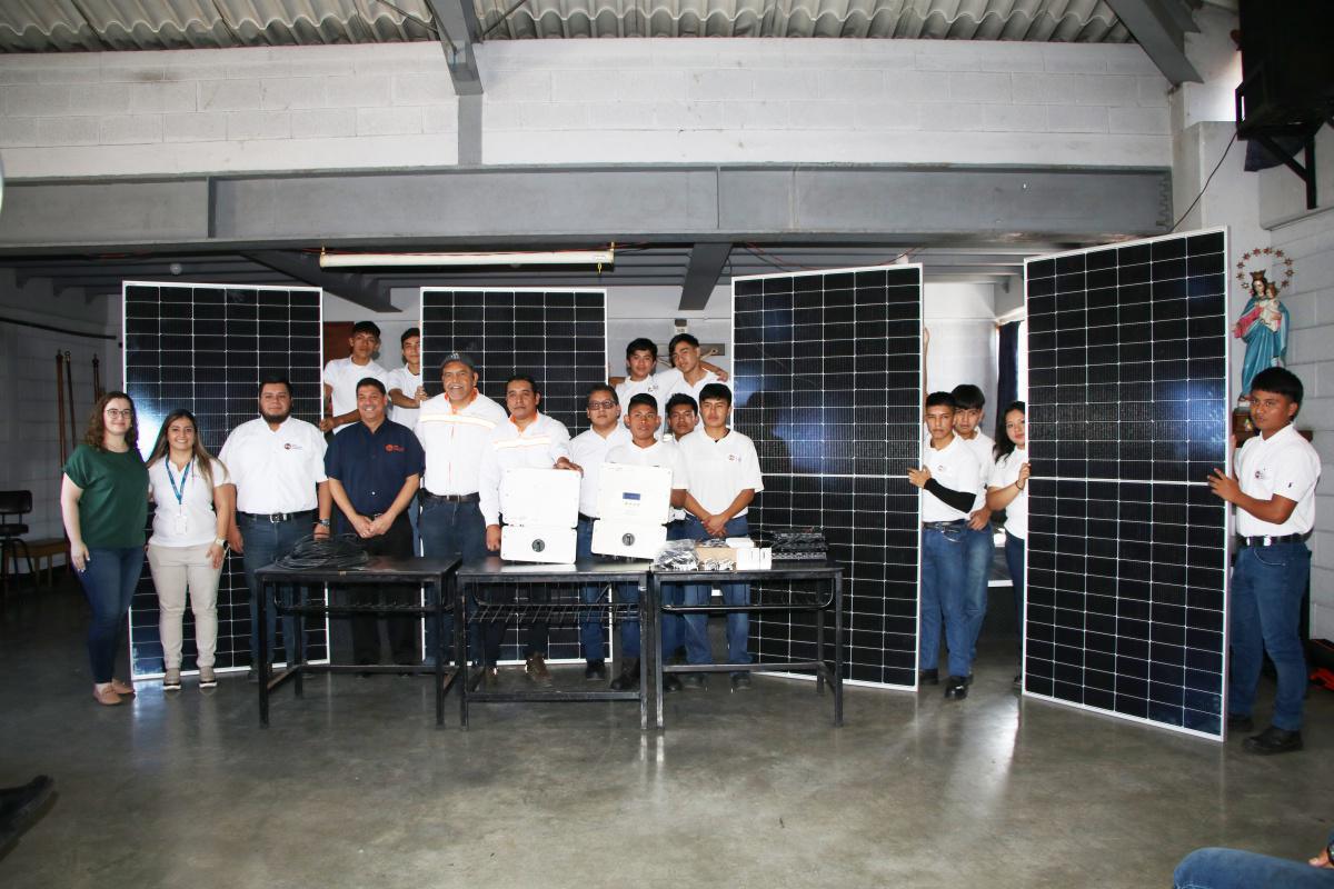 Makbi impulsa la educación en energías renovables con una donación al Centro de Formación Profesional P. Bartolomé Ambrosio SDB Makbi impulsa la educación en energías renovables con una donación al Centro de Formación Profesional P. Bartolomé Ambrosio SDB