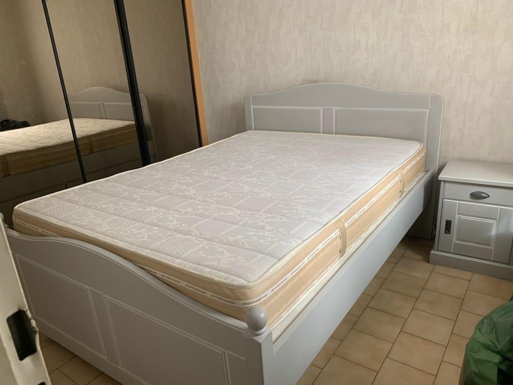 LIT _ MATELAS _ SOMMIER + 1 CHEVET