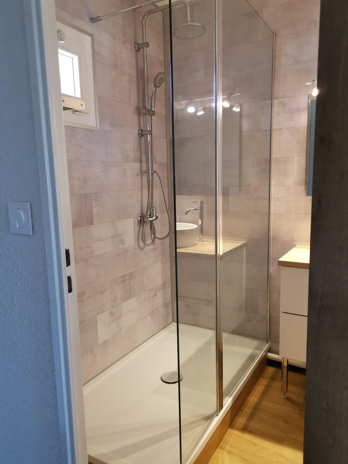 Studio rénové avec balcon et clim