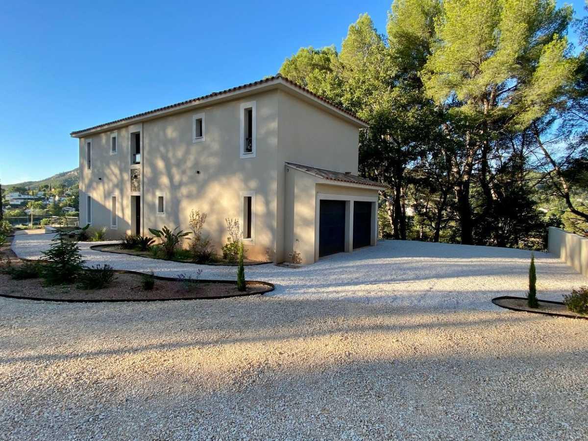VILLA T5 NEUVE MEUBLÉE AVEC PISCINE ET DEUX GARAGES