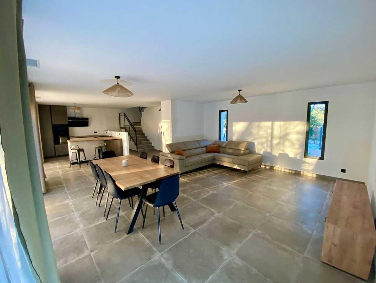 VILLA T5 NEUVE MEUBLÉE AVEC PISCINE ET DEUX GARAGES