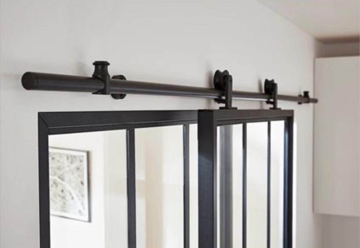 Système coulissant noir style industriel pour porte coulissante