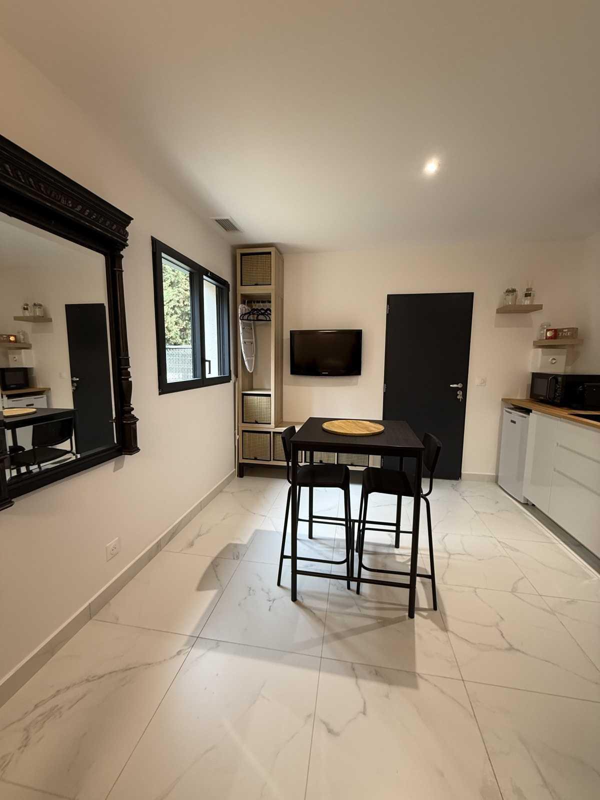 Studio LA FARE LES OLIVIERS