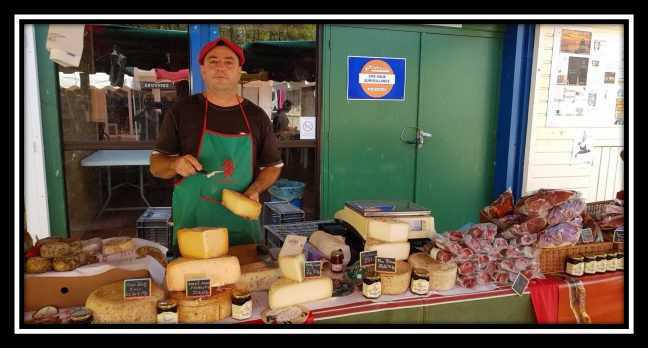 Le Petit Marché : Les commerçants sur la place Le Petit Marché : Les commerçants sur la place