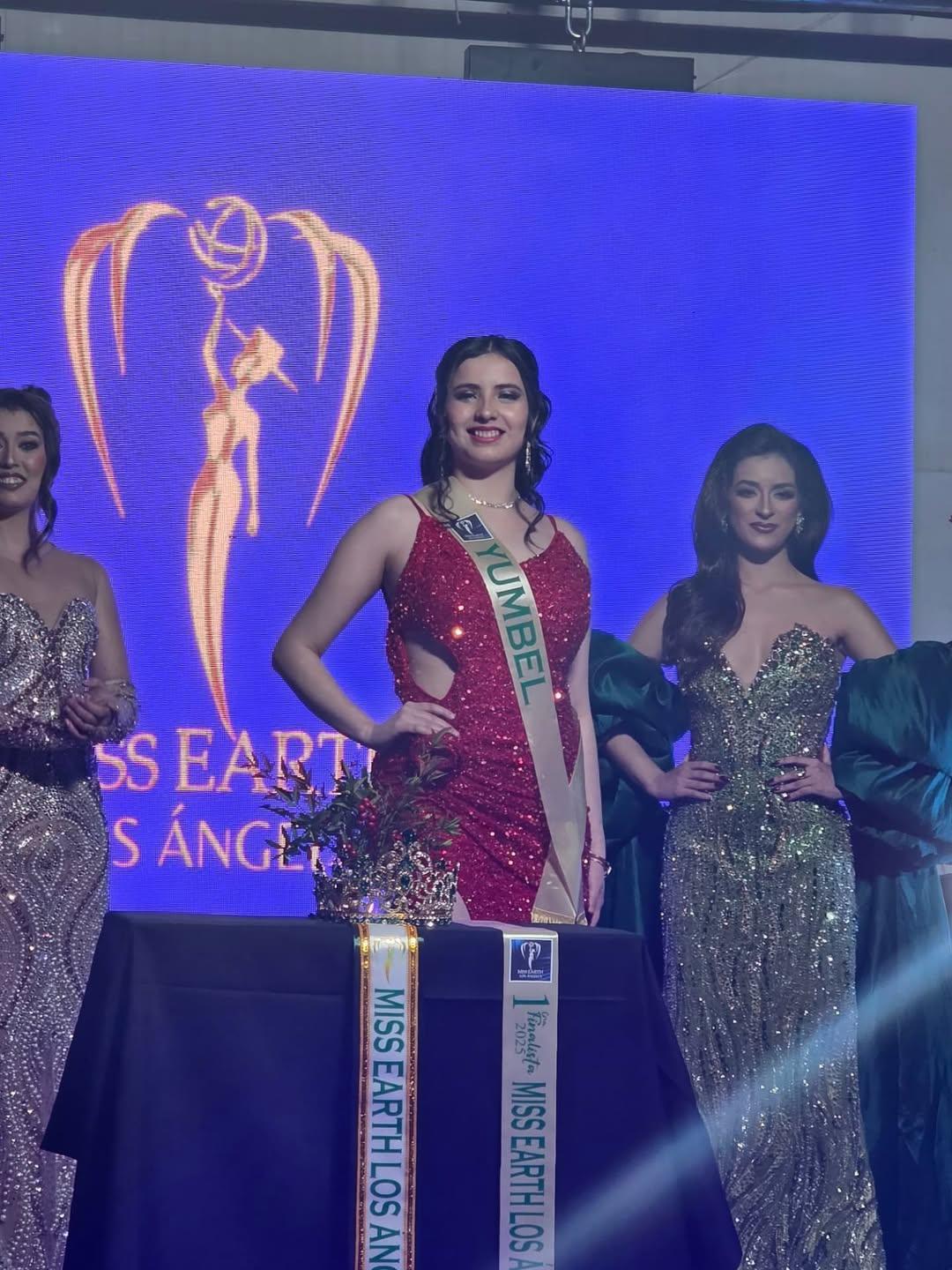 YUMBELINA SE CONSAGRA COMO UNA DE LAS 3 FINALISTAS DEL CERTAMEN BELLEZA MISS EARTH.