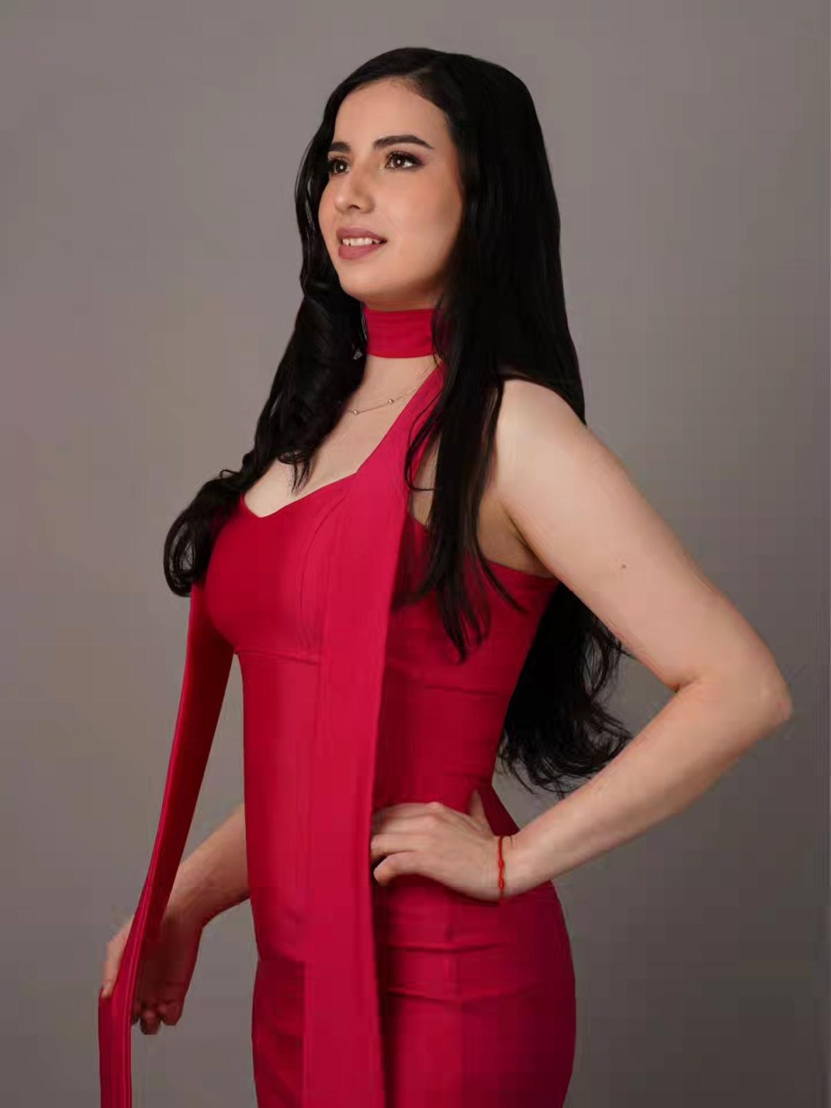 YUMBELINA SE CONSAGRA COMO UNA DE LAS 3 FINALISTAS DEL CERTAMEN BELLEZA MISS EARTH.