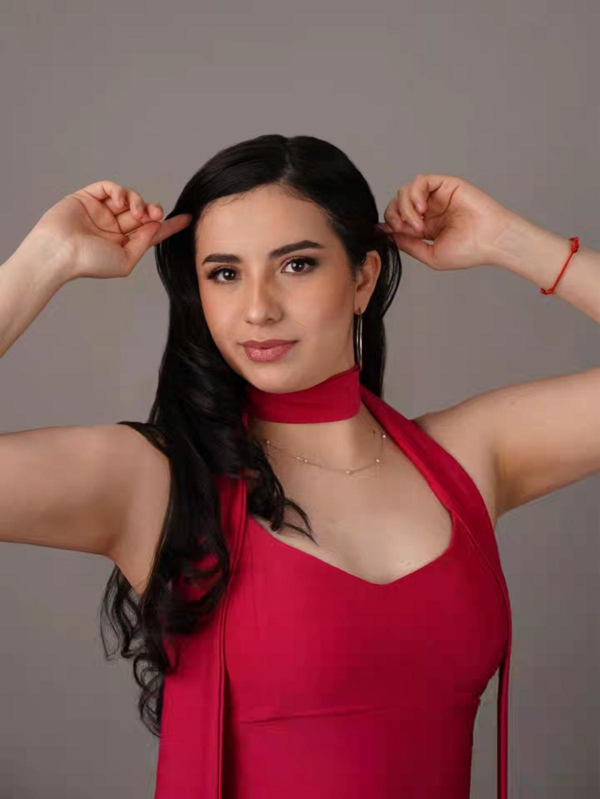 YUMBELINA SE CONSAGRA COMO UNA DE LAS 3 FINALISTAS DEL CERTAMEN BELLEZA MISS EARTH.