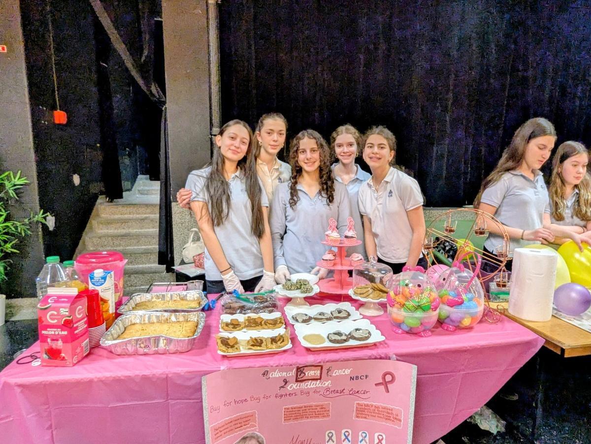 C’est le temps du fameux Bake Sale des élèves d’ÉCOM! C’est le temps du fameux Bake Sale des élèves d’ÉCOM!