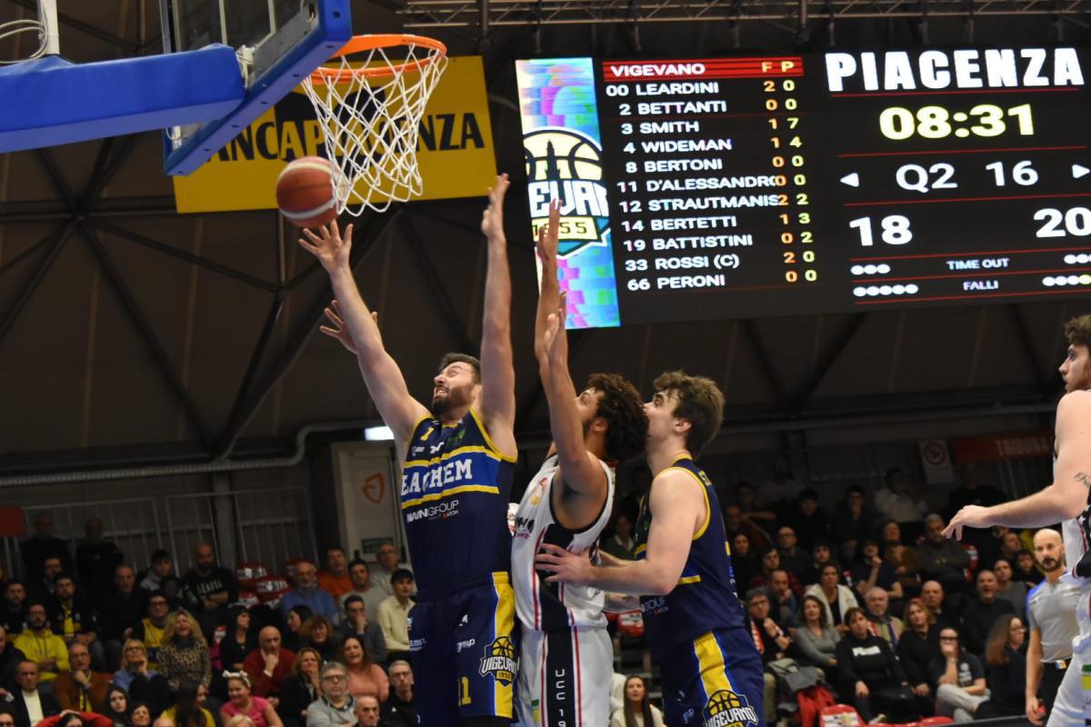 Piacenza batte Vigevano 74-68, la fase a orologio comincia con una sconfitta Piacenza batte Vigevano 74-68, la fase a orologio comincia con una sconfitta