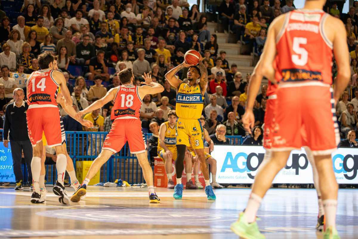 Il cuore di Vigevano non basta, Forlì si impone 80-85 Il cuore di Vigevano non basta, Forlì si impone 80-85