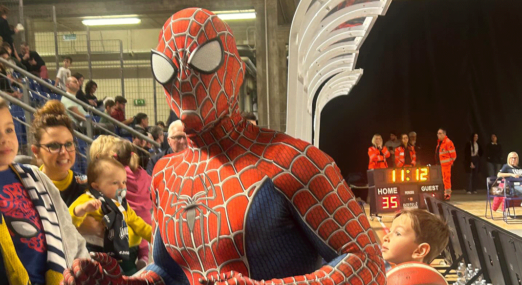 Spiderman, un tifoso...speciale al PalaELAcherm: grazie Mattia!