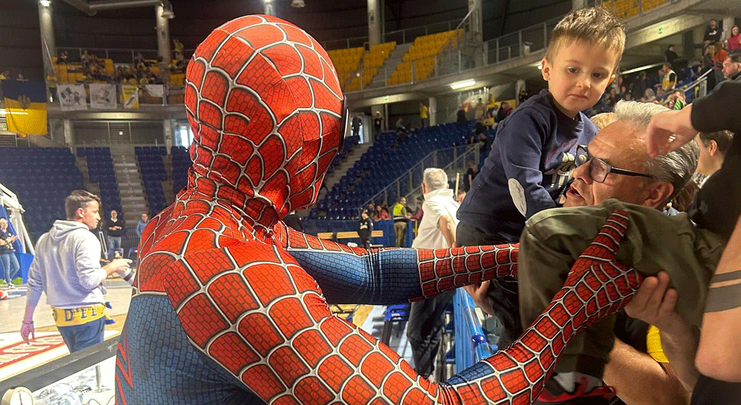 Spiderman, un tifoso...speciale al PalaELAcherm: grazie Mattia!