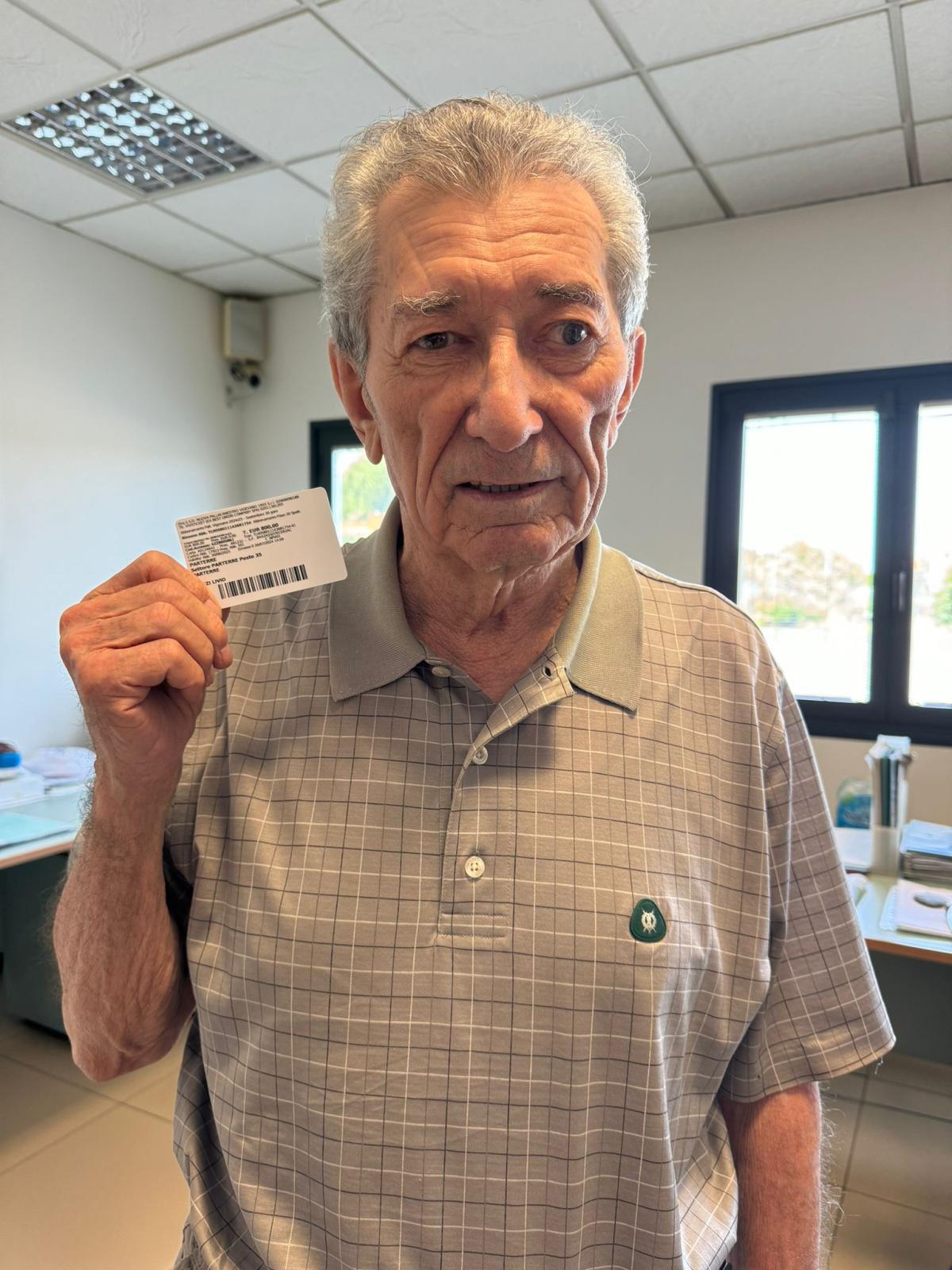 Livio Pazzi, un tifoso "speciale" per Vigevano 1955. Da oggi si possono ritirare le tessere già sottoscritte Livio Pazzi, un tifoso "speciale" per Vigevano 1955. Da oggi si possono ritirare le tessere già sottoscritte