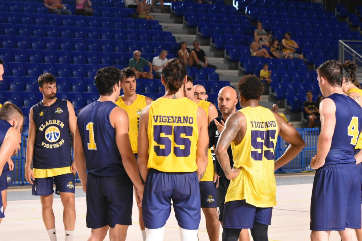 Duecento tifosi salutano l'avvio della nuova stagione al PalaELAchem Duecento tifosi salutano l'avvio della nuova stagione al PalaELAchem