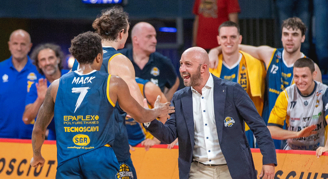 Pansa legge la trasferta di Avellino: "Non dovremo perdere il filo del discorso in attacco" Pansa legge la trasferta di Avellino: "Non dovremo perdere il filo del discorso in attacco"