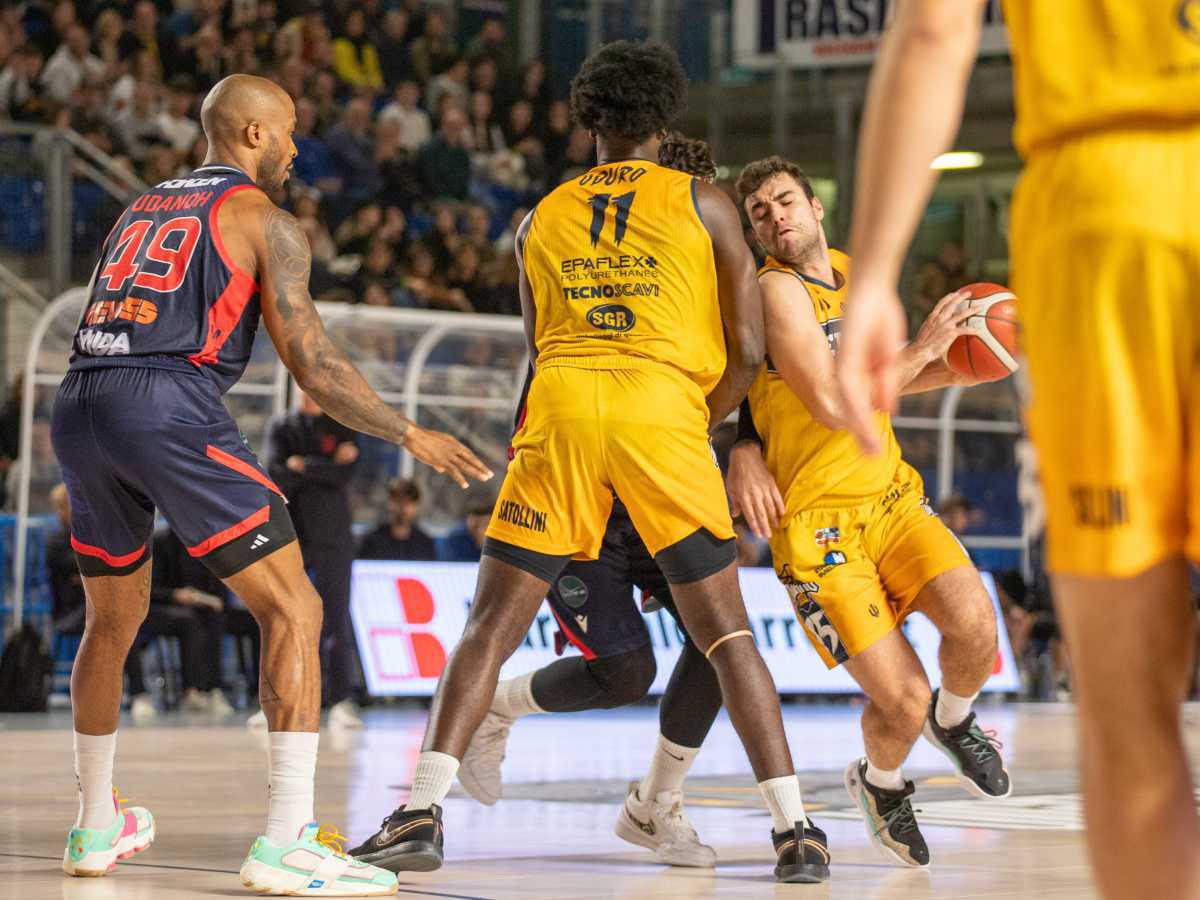 Gentile domina al palaELAchem, Milano batte Vigevano 66-80 Gentile domina al palaELAchem, Milano batte Vigevano 66-80