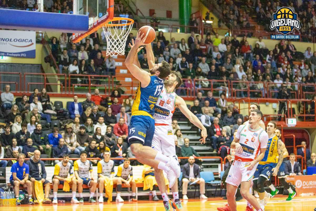 Vigevano si arrende solo nel finale a Forlì: finisce 93-91 Vigevano si arrende solo nel finale a Forlì: finisce 93-91