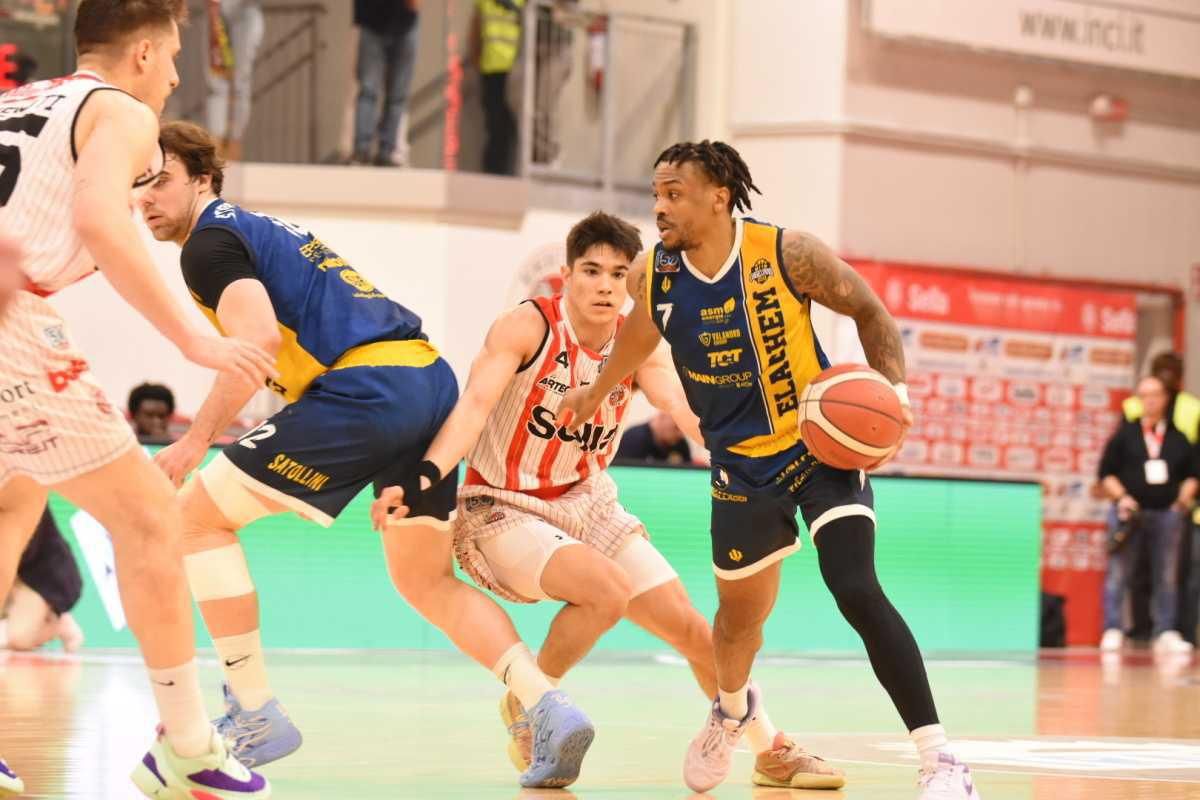 Mack e Galassi comandano, Vigevano espugna Cento 64-79 Mack e Galassi comandano, Vigevano espugna Cento 64-79