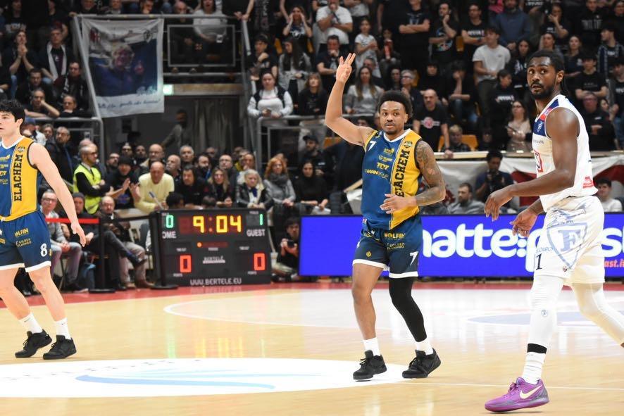 Mian e Aradori implacabili, Vigevano cede a Bologna 83-66 Mian e Aradori implacabili, Vigevano cede a Bologna 83-66