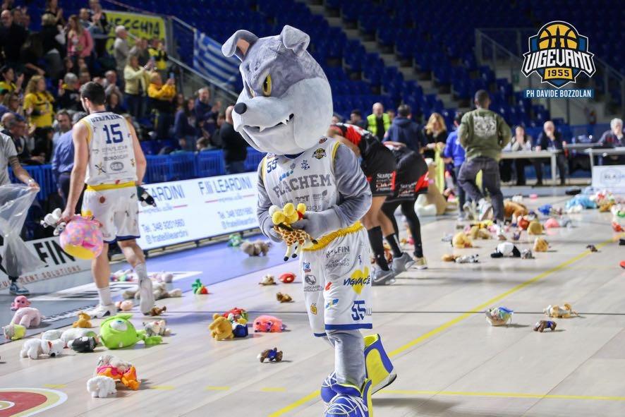 "Teddy Bear toss", Vigevano 1955 supervincitrice della sfida per la solidarietà "Teddy Bear toss", Vigevano 1955 supervincitrice della sfida per la solidarietà