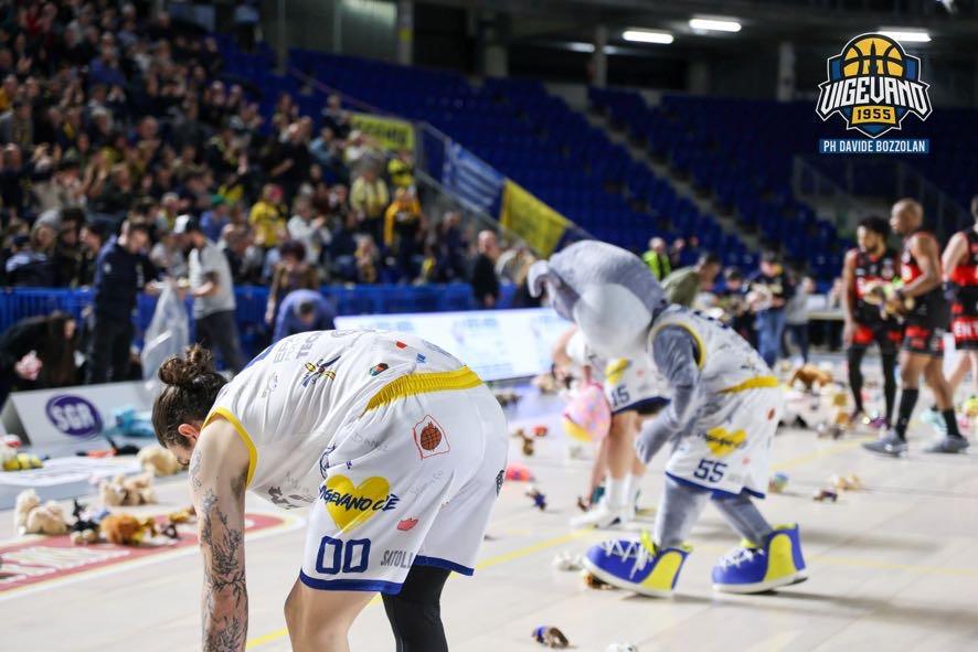 &quot;Teddy Bear toss&quot;, Vigevano 1955 supervincitrice della sfida per la solidarietà