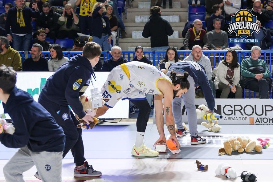 &quot;Teddy Bear toss&quot;, Vigevano 1955 supervincitrice della sfida per la solidarietà